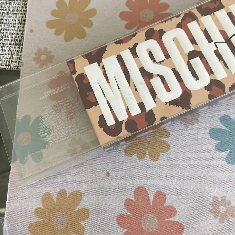 MAC MISCHIEF MINX Palette 8 Shades Eye Shadow + 1 Highlighter NEW